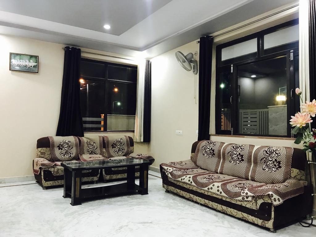 Aaradhya Residency Hotel Агра Екстериор снимка