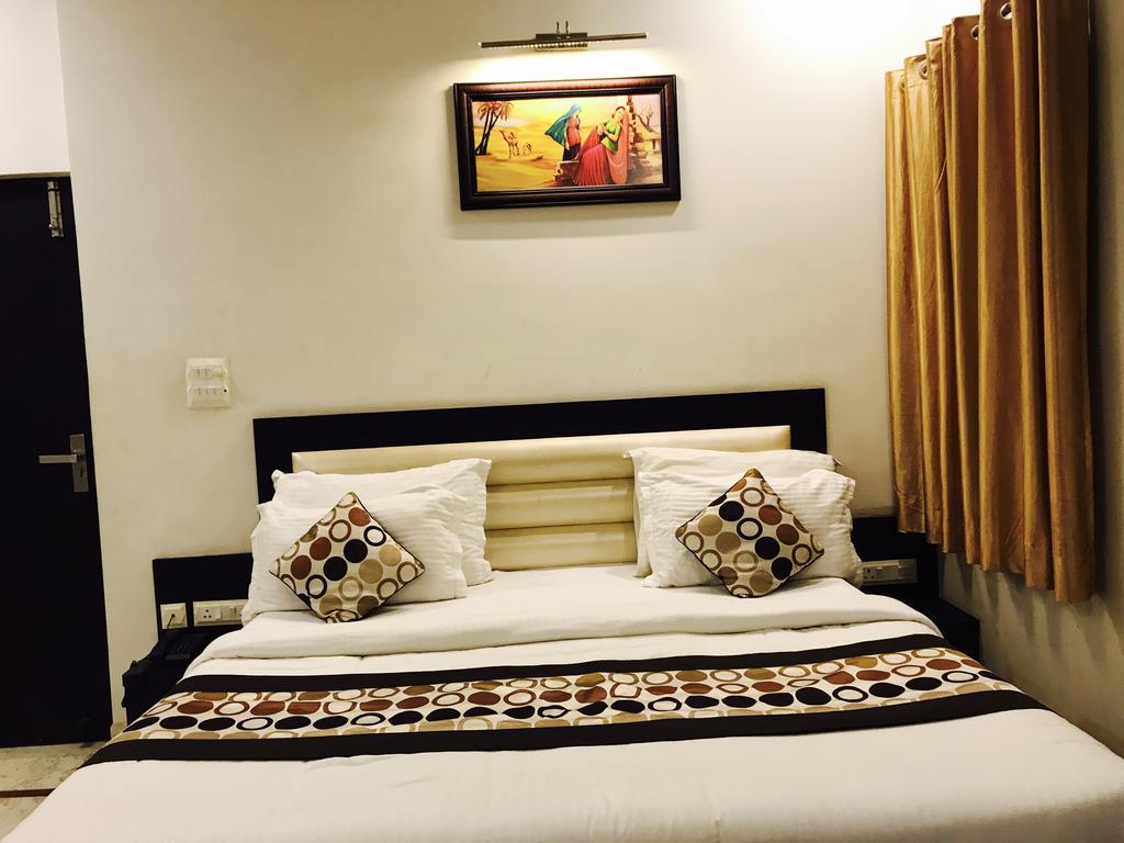 Aaradhya Residency Hotel Агра Екстериор снимка
