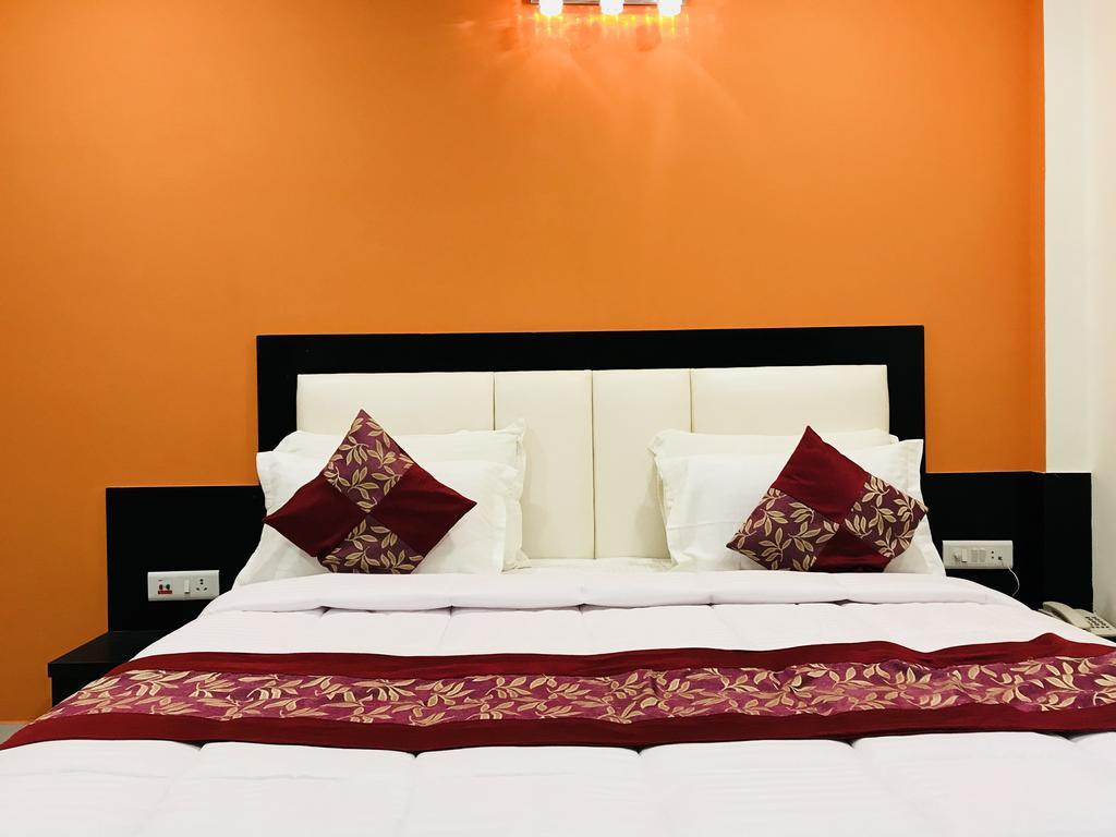 Aaradhya Residency Hotel Агра Екстериор снимка