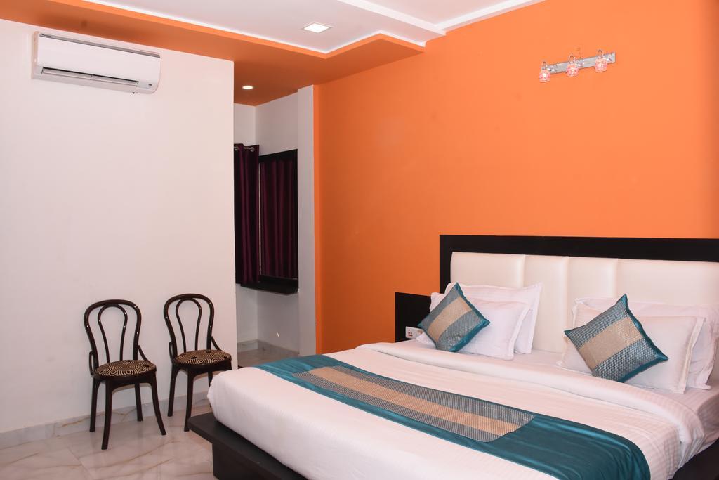Aaradhya Residency Hotel Агра Екстериор снимка