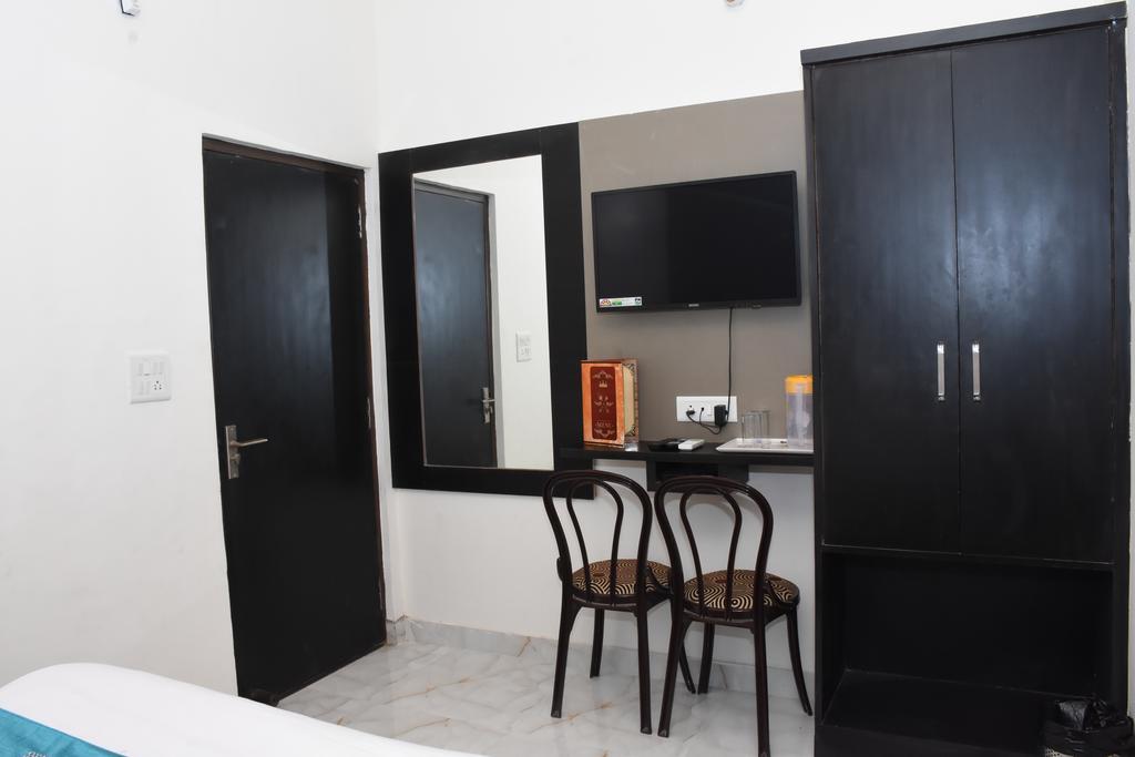 Aaradhya Residency Hotel Агра Екстериор снимка