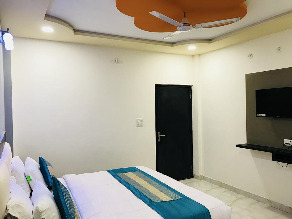 Aaradhya Residency Hotel Агра Екстериор снимка