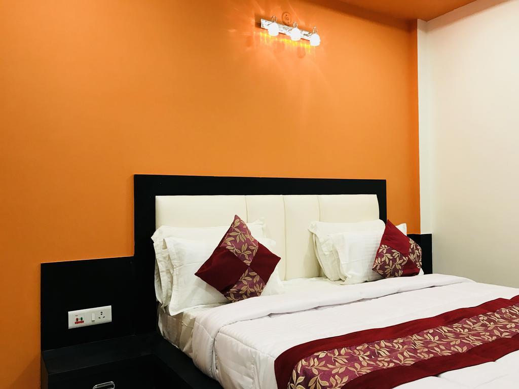 Aaradhya Residency Hotel Агра Екстериор снимка