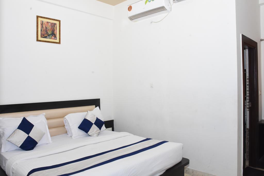 Aaradhya Residency Hotel Агра Екстериор снимка