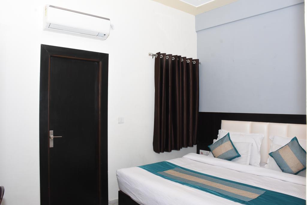Aaradhya Residency Hotel Агра Екстериор снимка