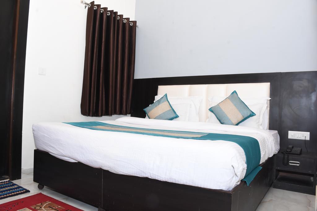 Aaradhya Residency Hotel Агра Екстериор снимка