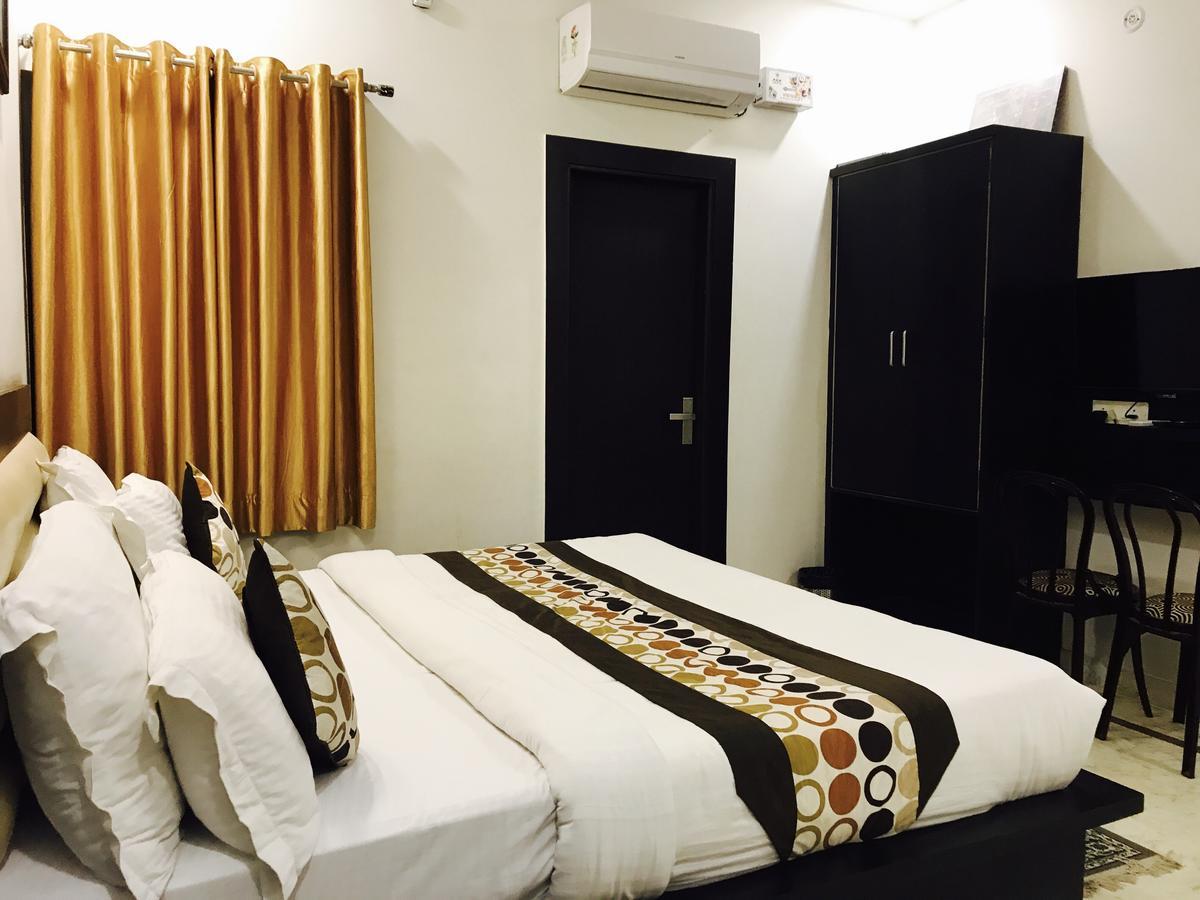 Aaradhya Residency Hotel Агра Екстериор снимка