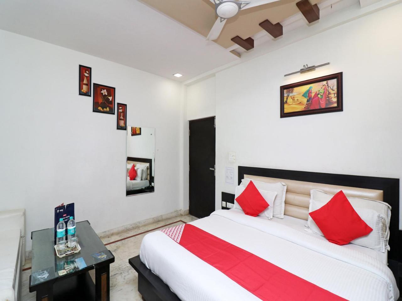 Aaradhya Residency Hotel Агра Екстериор снимка
