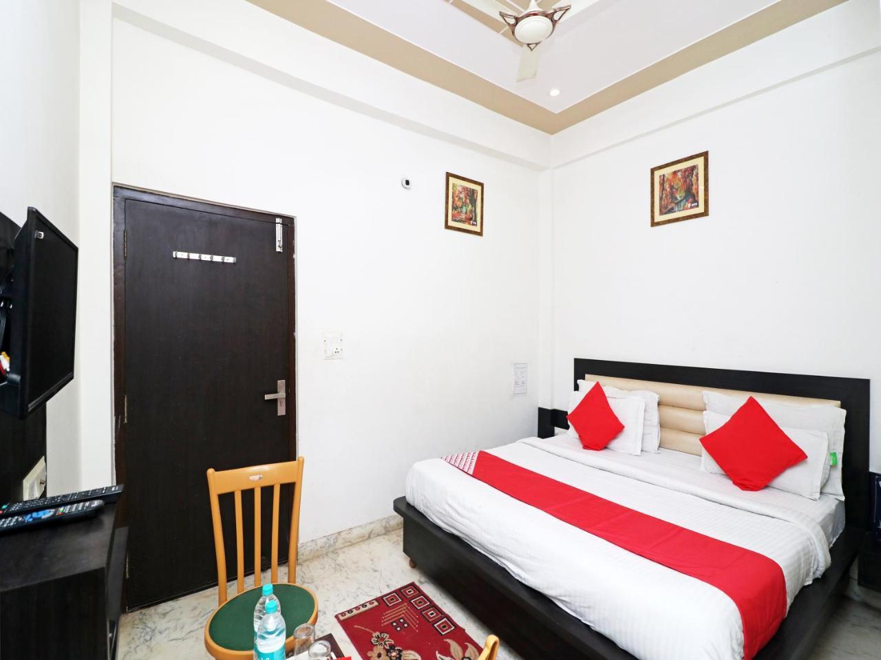 Aaradhya Residency Hotel Агра Екстериор снимка