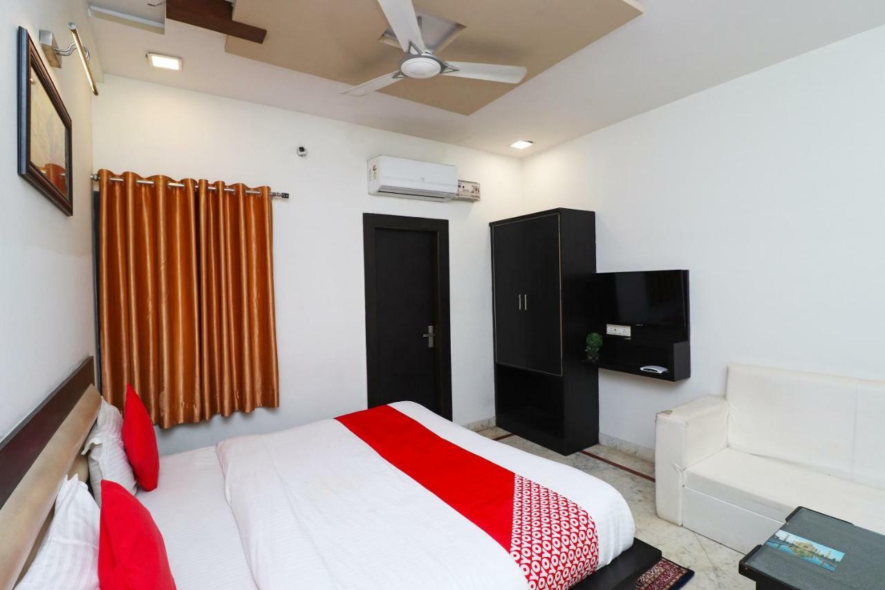 Aaradhya Residency Hotel Агра Екстериор снимка